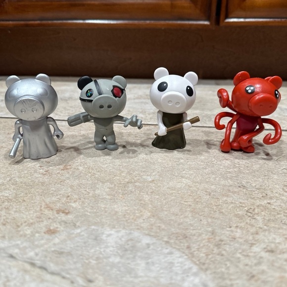 Roblox Piggy Silver Robby Memory with Bat Parasee Parasite - Picture 1 of 7